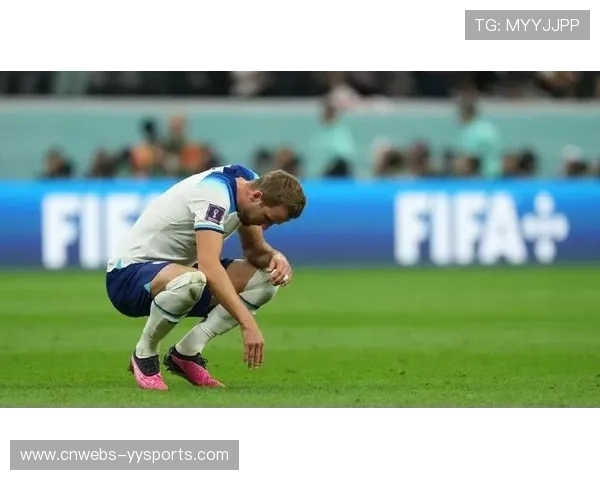 点球大战失利后，凯恩蹲在草坪上久久不语